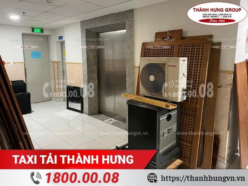 Két sắt có trọng lượng lớn, cần xe đẩy hỗ trợ di chuyển.