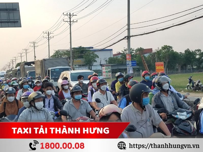 Kẹt xe trên đường Nguyễn Văn Bứa (Hóc Môn)