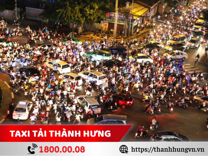 Tình trạng kẹt xe tại vòng xoay Dân Chủ Quận 10