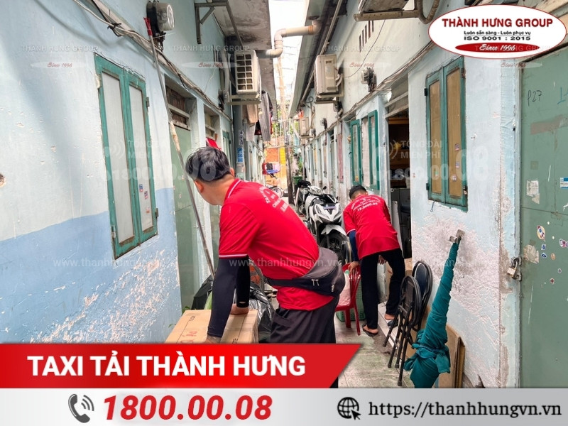 Khách hàng được nhân viên Thành Hưng hỗ trợ khi sử dụng dịch vụ chuyển nhà trọn gói.