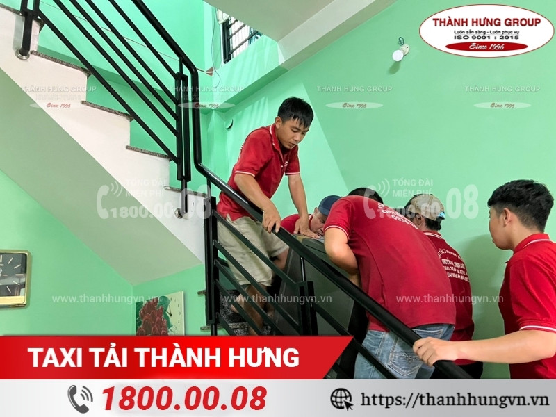 Khảo sát kỹ địa hình trước khi di chuyển két sắt lên xuống cầu thang.
