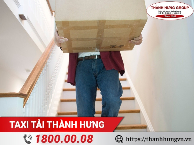 Khiêng vật nặng lên xuống cầu thang tiềm ẩn nhiều rủi ro.