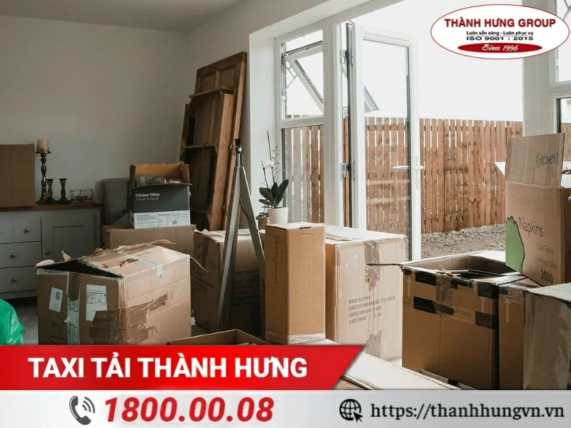 Đồ đạc ngổn ngang khi chuyển văn phòng khiến nhân viên không thể tập trung làm việc.