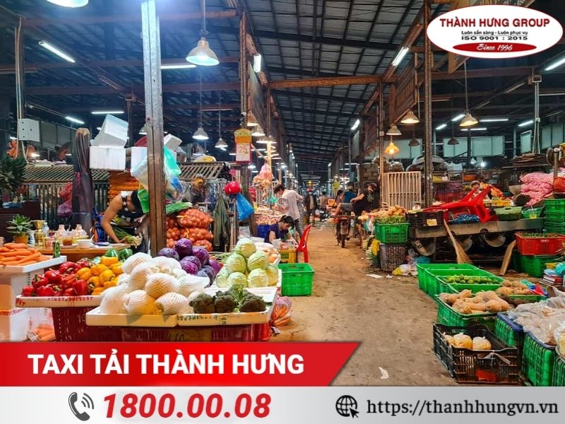 Khu rau củ quả tại chợ đầu mối Bình Điền.