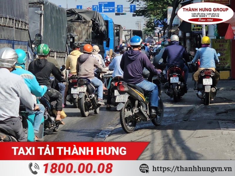 Lấn làn khi tham gia giao thông khiến tình trạng ùn tắc càng trầm trọng.