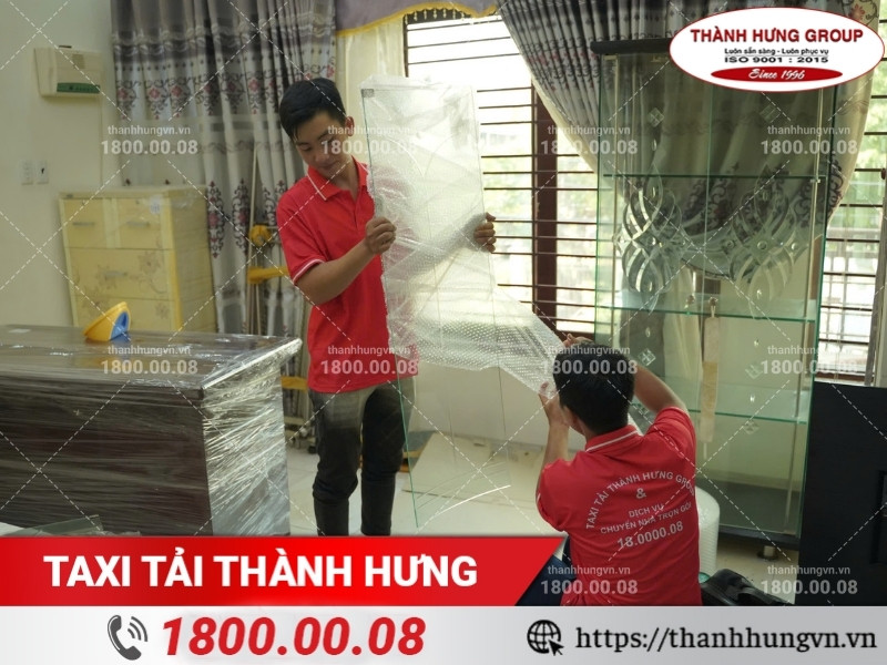 Lắp đặt tủ kính trưng bày sau chuyển nhà.