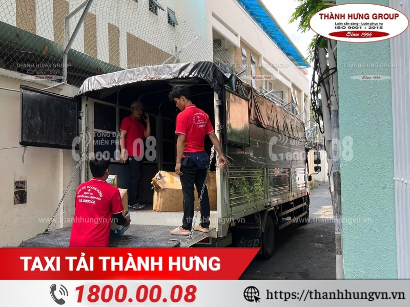 Liên hệ hotline Thành Hưng 1800.0008 để thuê xe tải có bửng nâng.