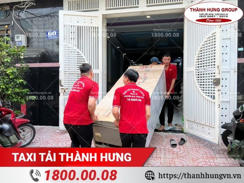 Liên hệ hotline 1800.0008 để trải nghiệm dịch vụ vận chuyển Thành Hưng.