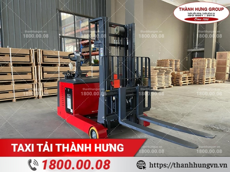 Liên hệ hotline 1800.0008 để nhận báo giá thuê xe nâng Thành Hưng mới nhất 2025.