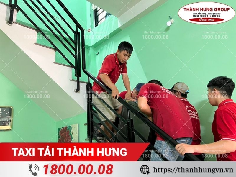 Luôn có 2-3 người hỗ trợ vận chuyển đồ nặng, cồng kềnh qua cầu thang nhỏ hẹp.