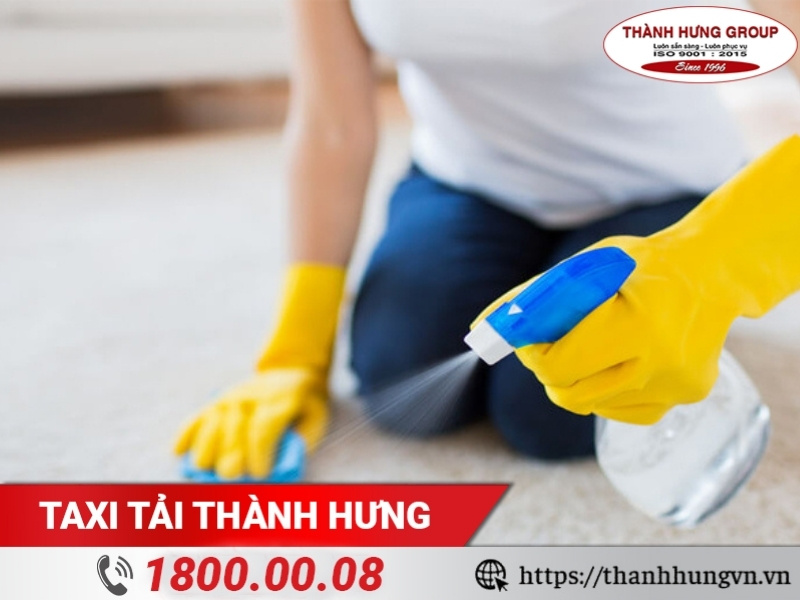 Luôn đeo găng tay khi gỡ và vệ sinh thảm trải sàn.