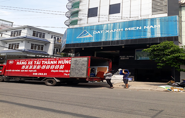 Chọn dịch vụ chuyển nhà uy tín như Taxi tải Thành Hưng sẽ khiến bạn cảm thấy yên tâm và tiết kiệm hơn.