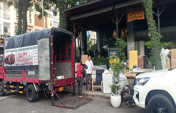 Nhân viên chuyển nhà khỏe mạnh, thân thiện, nhiệt huyết là một trong những điểm thu hút của Taxi tải Thành Hưng.