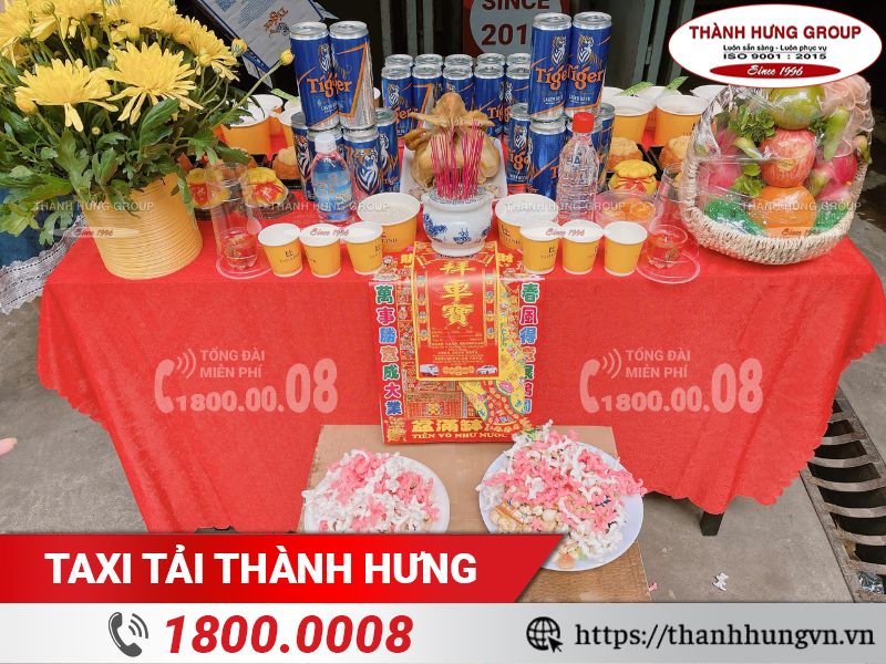 Mâm lễ cũng xe mới của Thành Hưng