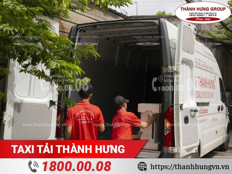 Máy nước nóng được cố định chắc chắn trên xe tải vận chuyển.
