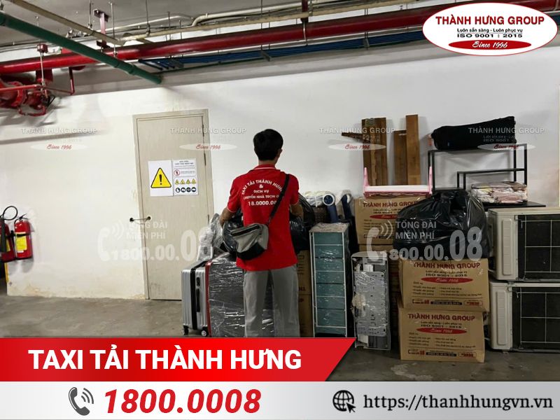 Nhân công bốc dỡ sắp xếp hàng hoá gọn gàng trước khi vận chuyển