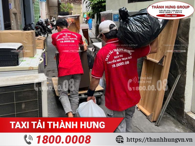 Nhân viên Thành Hưng được trang bị xe đẩy để bốc xếp an toàn