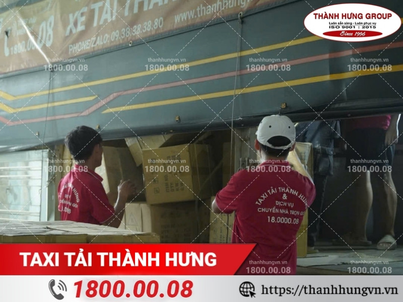 Nhân sự bốc xếp Thành Hưng hỗ trợ khách hàng vận chuyển hàng hóa đi tỉnh.