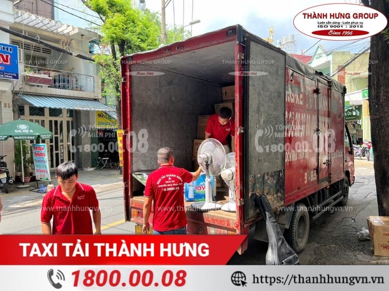 Nhân sự chuyên nghiệp Thành Hưng hỗ trợ khách hàng đóng gói và bốc xếp đồ đạc chuyển nhà hàng.