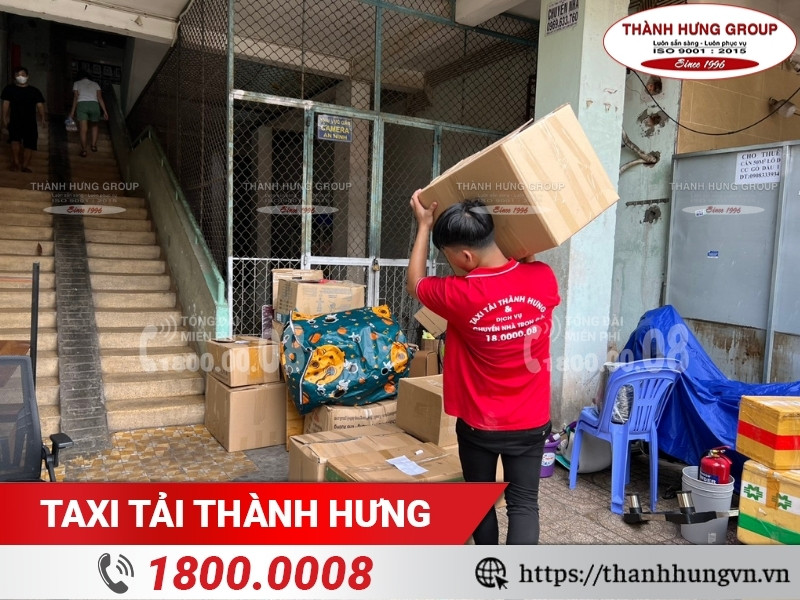 Nhân sự Taxi Tải Thành Hưng đóng gói chuyển văn phòng cho khách hàng.