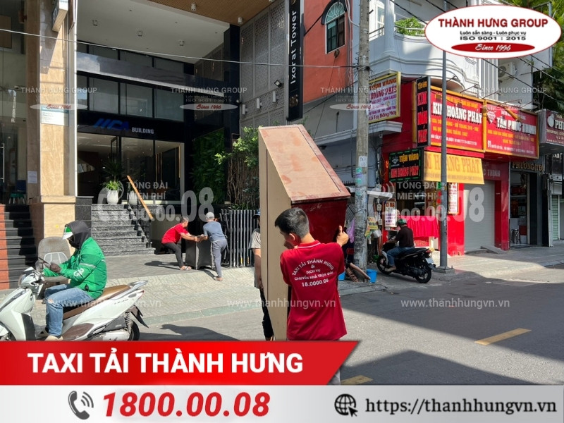 Nhân sự Thành Hưng bốc xếp đồ đạc cồng kềnh, trọng tải lớn.