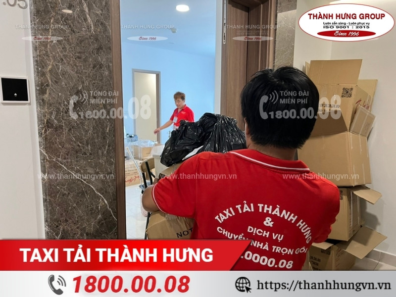 Nhân sự Taxi Tải Thành Hưng có kinh nghiệm chuyển đồ nội thất lớn qua thang máy chung cư.