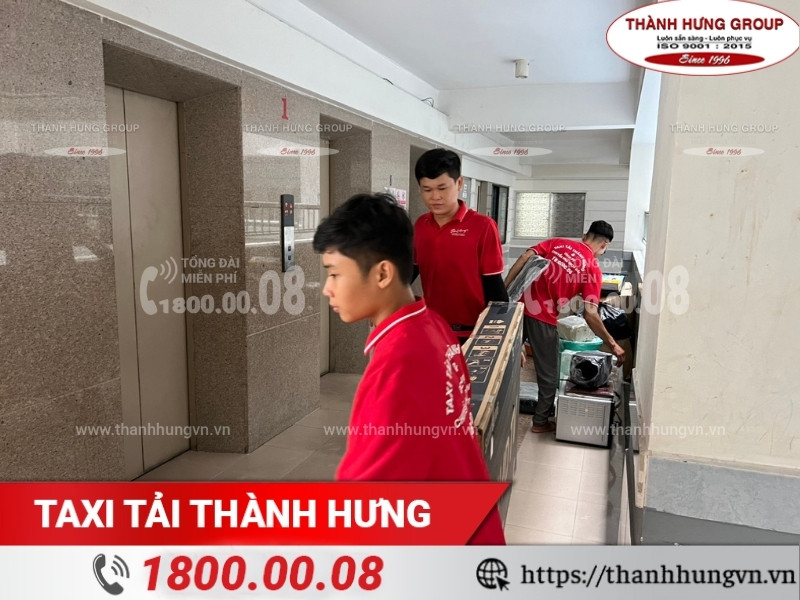 Nhân viên Thành Hưng hỗ trợ bốc xếp đồ đạc từ xe vào điểm tập kết.