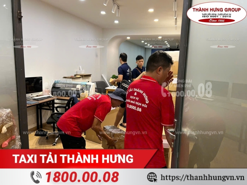 Nhân sự Thành Hưng hỗ trợ khách hàng trong mọi khâu chuyển dọn spa.