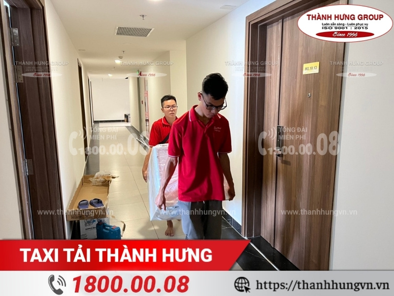 Nhân sự Thành Hưng hỗ trợ khách hàng chuyển nhà chung cư