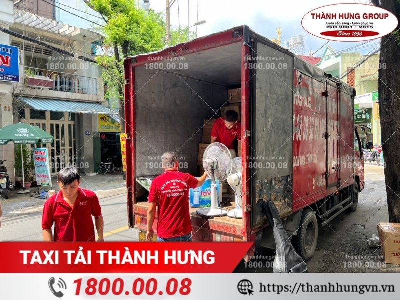 Nhân sự Thành Hưng hỗ trợ khách hàng chuyển nhà trọn gói.