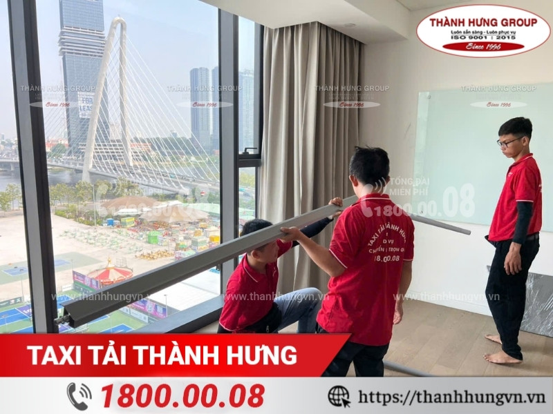 Nhân sự Thành Hưng tháo lắp đồ đạc cho khách hàng trước khi chuyển nhà