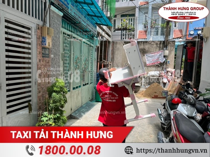 Nhân viên bốc xếp đồ đạc từ nhà ra đầu hẻm.