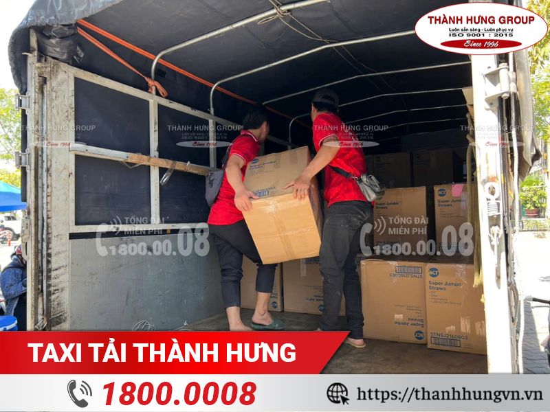 Nhân viên cẩn thận sắp xếp các thùng hàng