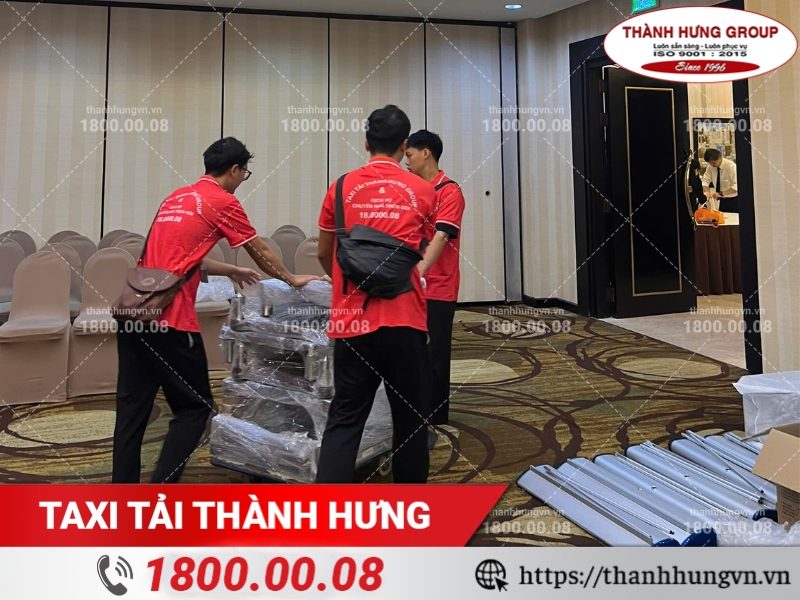 Nhân viên sử dụng xe đẩy cẩn thận đưa hàng hoá ra xe