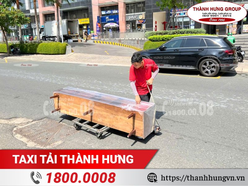 Nhân viên sử dụng xe kéo để bốc xếp an toàn hàng hoá nặng