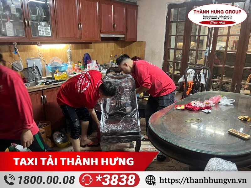 Nhân viên Thành Hưng bao bọc bàn ghế