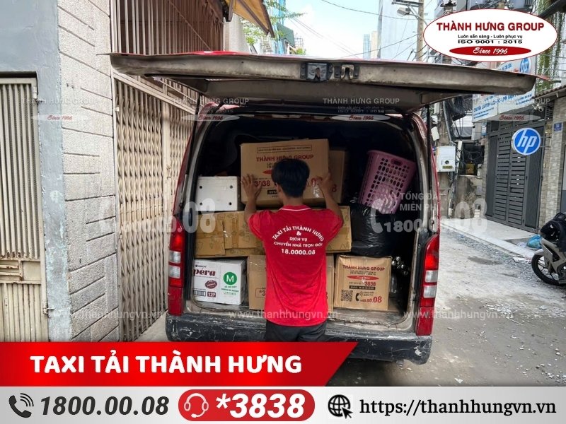 Nhân viên Thành Hưng bốc xếp đồ đạc lên xe.