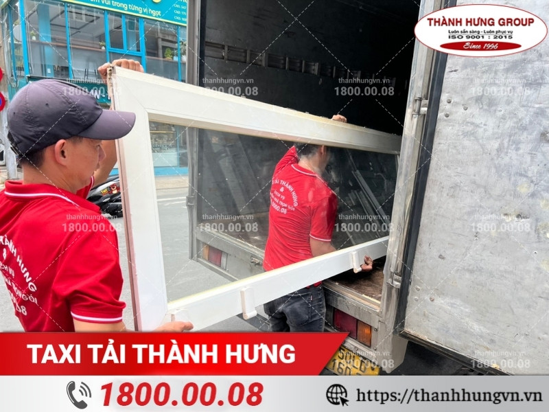Nhân viên Thành Hưng bốc xếp đồ đạc từ kho lên xe tải vận chuyển.