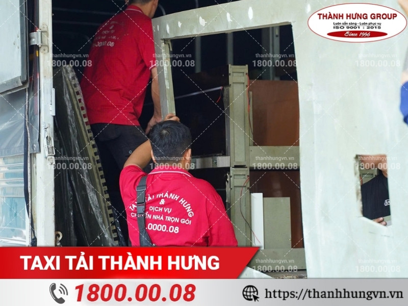Nhân viên Thành Hưng bốc xếp dụng cụ dàn dựng và trang trí sân khấu lên xe tải vận chuyển.
