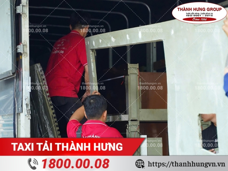 Nhân viên vận chuyển hàng hóa Thành Hưng chuyên nghiệp, trách nhiệm.