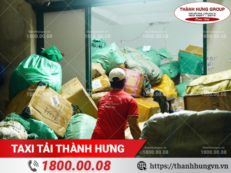Nhân viên Thành Hưng bốc xếp hàng hóa tại kho. 