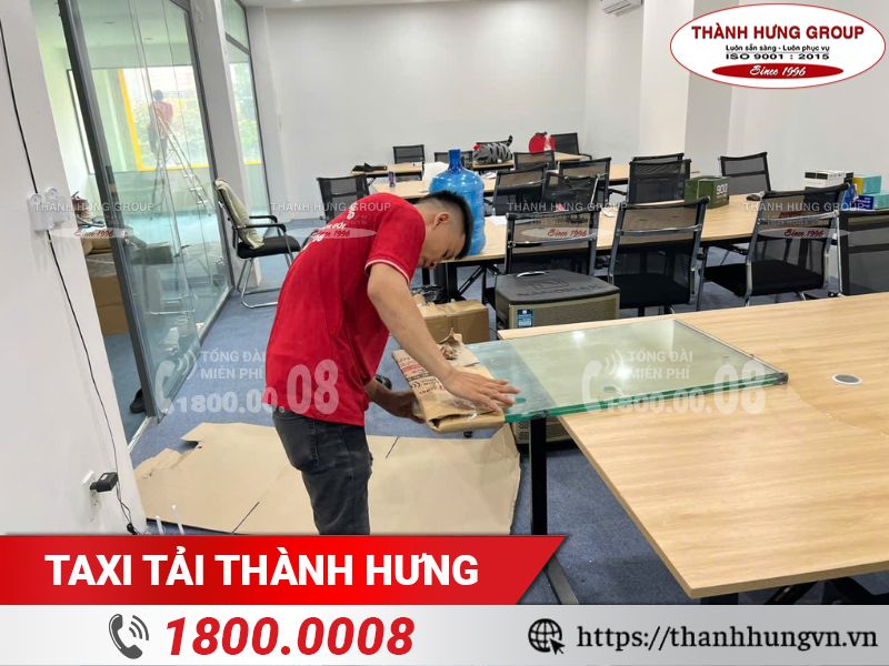 Nhân viên Thành Hưng cẩn thận bao bọc kính dễ vỡ trước khi bốc xếp
