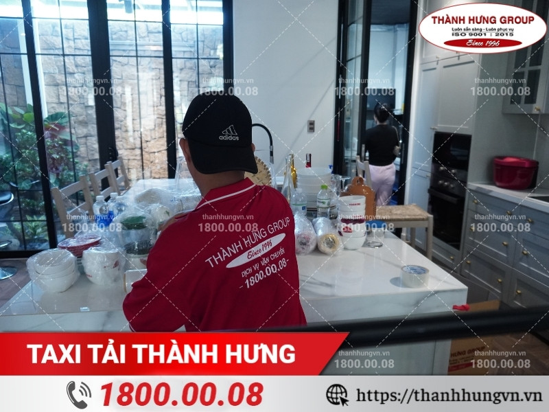 Nhân viên Thành Hưng cẩn thận đóng gói từng món đồ