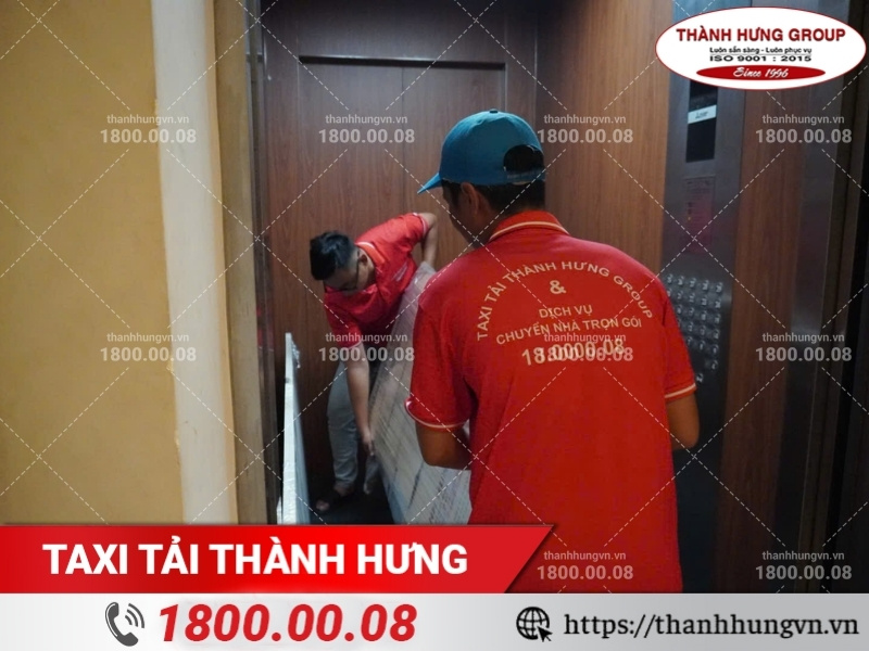 Nhân viên Thành Hưng có kinh nghiệm chuyển nhà khi gặp thời tiết xấu.
