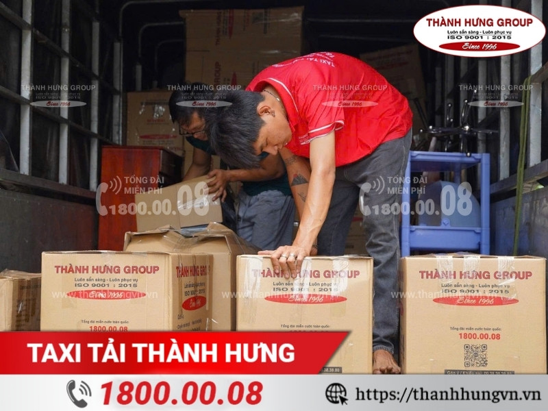 Nhân viên Thành Hưng có kinh nghiệm đóng gói và vận chuyển đồ gốm chuyên nghiệp, an toàn.