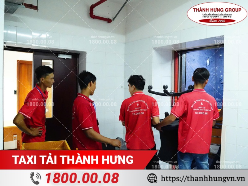 Nhân viên Thành Hưng có kinh nghiệm tháo lắp, chuyển văn phòng, cửa hàng.