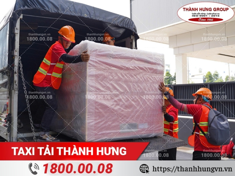 Nhân viên Thành Hưng có kinh nghiệm vận chuyển hàng hóa giá trị cao.