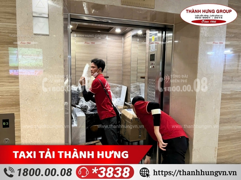 Nhân viên Thành Hưng đang tiến hành bốc xếp đồ vào thang máy