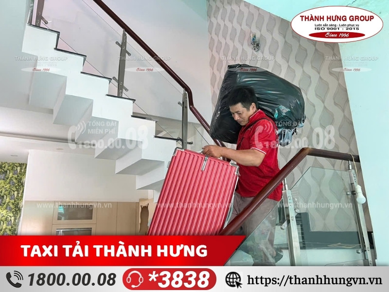 Nhân viên Thành Hưng đang bốc xếp đồ đạc xuống cầu thang