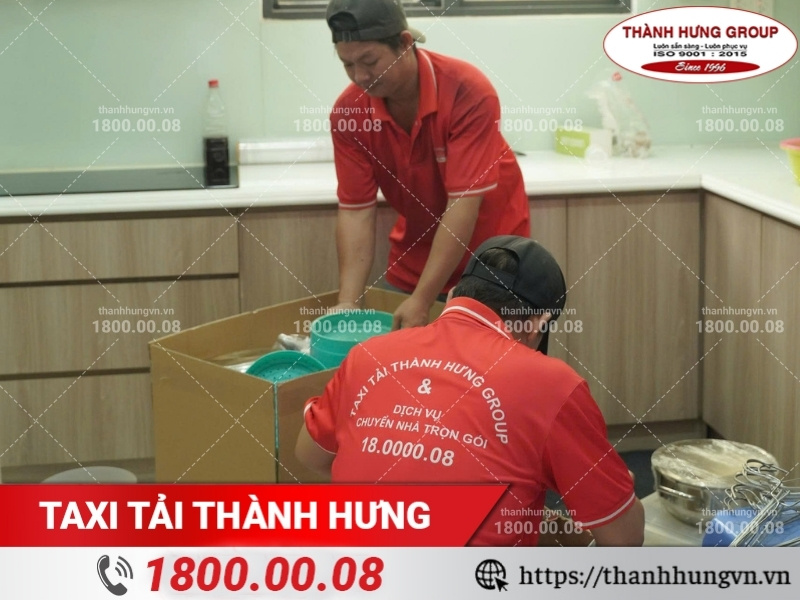 Nhân viên Thành Hưng dọn dẹp đồ đạc và tiến hành tháo lắp tủ bếp.